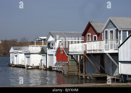 Vintage Hausboote auf Canandaigua Lake NY. Sommer Wohnräume für Bootsfahrer am Ende Stadt Pier. Stockfoto