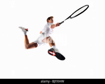 Mann mit dem Tennisspielen Stockfoto