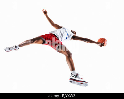 Mann, Basketball spielen Stockfoto
