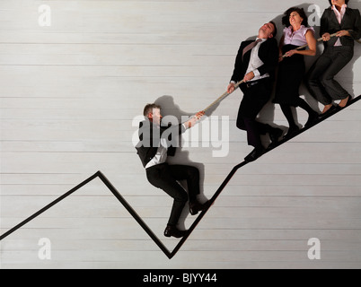 Geschäftsleute ziehen einander Stockfoto