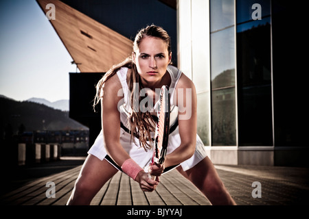 Junge Frau, die Tennis spielen Stockfoto