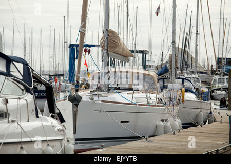 Yachten in Lymington Marina Stockfoto