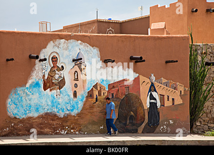 Mann zu Fuß vorbei an Wandbild Mission Ysleta El Paso Texas USA Stockfoto