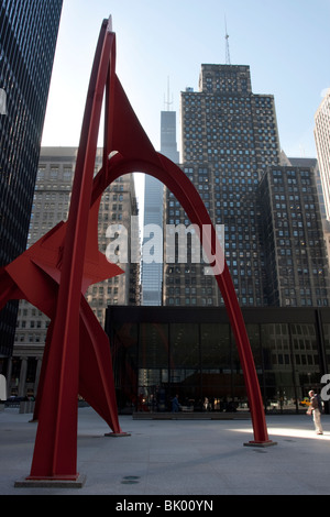 Federal Plaza in Chicago mit rosa-Flamingo-Statue in den Vordergrund und Willis (Sears) Turm im Hintergrund Stockfoto