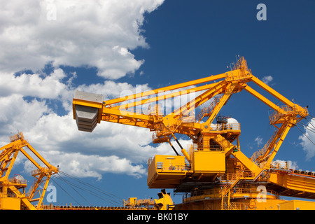 Kohle, beweglichen Maschinen am Port Waratah in Newcastle ist der weltweit größte Kohle Hafen. New South Wales, Australien. Stockfoto