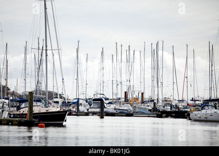 Yachten in Lymington Marina Stockfoto