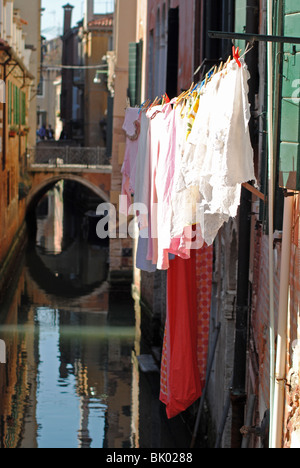 Wäsche aufhängen zum Trocknen über einem ruhigen Kanal in Venedig, Italien Stockfoto