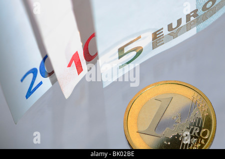 5, 10 und 20 Euro-Banknoten mit 1-Euro-Münze Stockfoto