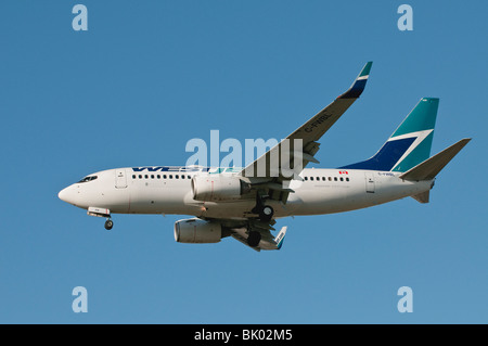 WestJet Boeing 737-700 im Endanflug zur Landung. Stockfoto