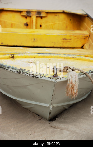 Eine Aluminium (Aluminium) Boot gelb lackiert und verblassen ruht auf dem Sand der Insel Strand, Kangaroo Island, South Australia Stockfoto