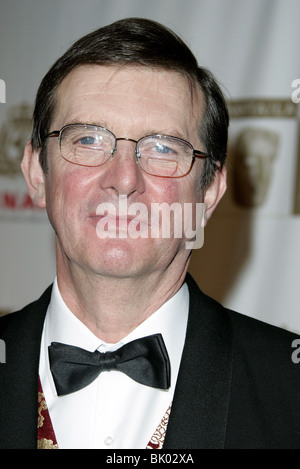 MIKE NEWELL 2005 BAFTA/LA CUNARD BRITANNIA AWARDS BEVERLY HILTON HOTEL HOLLYWOOD LOS ANGELES USA 10. November 2005 Stockfoto