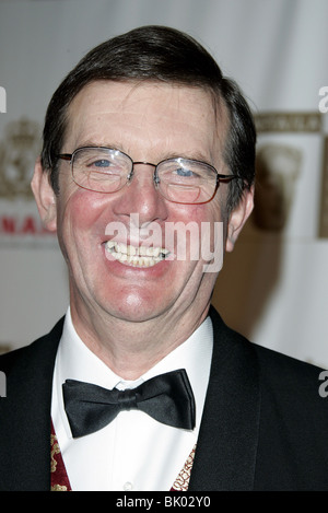 MIKE NEWELL 2005 BAFTA/LA CUNARD BRITANNIA AWARDS BEVERLY HILTON HOTEL HOLLYWOOD LOS ANGELES USA 10. November 2005 Stockfoto