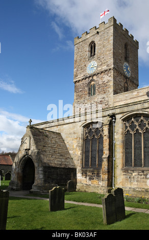 Die Eingangshalle und der Uhrturm, der Kirche St. Mary Staindrop, Co Durham, England, Großbritannien Stockfoto