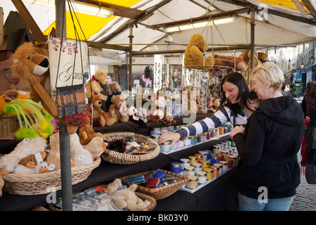 Frauen Einkaufen in den Markt, dem Marktplatz, Cambridge, UK Stockfoto