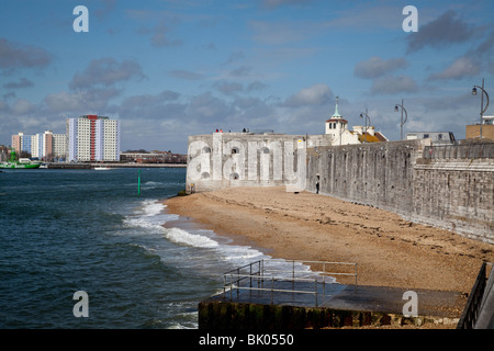 Hafeneinfahrt Portsmouth und der Runde Turm Stockfoto