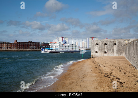 Wightlink Isle Of Wight Autofähre verlassen Portsmouth Harbour UK vorbei an der Rundturm Teil der historischen Befestigungsanlagen des naval base Hafens Stockfoto