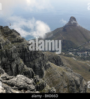 Ein Panoramablick über Lions Head und Signal Hill in Cape Town, South Africa, wie gesehen von der Spitze des Tafelbergs Seilbahn Stockfoto