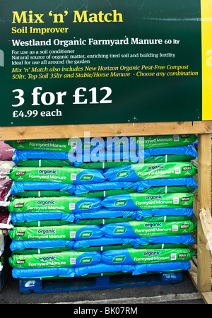 Westland Bio Stallmist in Säcken zum Verkauf an ein "Gartencenter" Stockfoto