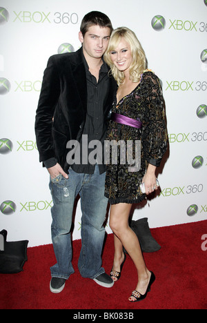 TALAN TORRIERO & KIMBERLY STEWART XBOX 360 LAUNCH PARTY PRIVATE HOME HOLLYWOOD HILLS LOS ANGELES USA 16. November 2005 Stockfoto