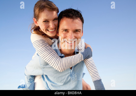 Mann und Frau Huckepack Stockfoto
