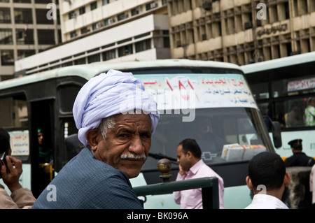 Ein ägyptischer Mann in einem von Kairo ist vielen Märkten. Stockfoto