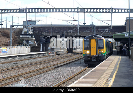 Zug der London Midland bei Tamworth Bahnhof, Staffordshire, England, UK Stockfoto