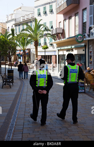 Zwei Polizisten zu Fuß den Main Street-Gibraltar Stockfoto