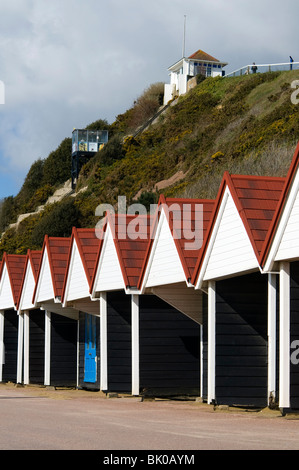 farbenfrohe Strandhütten in Bournemouth mit Sonnenschein Stockfoto