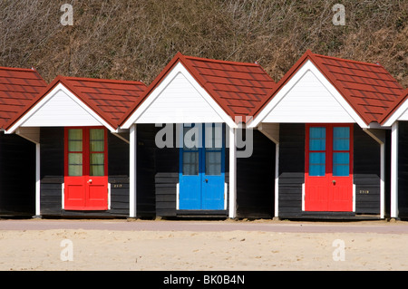 drei bunte Strandhütten in Bournemouth mit Sonnenschein Stockfoto