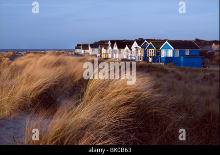 Farbenfrohe Strandhütten an Mudeford Sandbank, Dorset Stockfoto