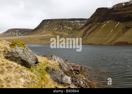 Llyn y Fan Fach unten Picws Du und die Bannau Sir Gaer in der Black Mountain (Y Mynydd Du) Region der Brecon Beacons Stockfoto