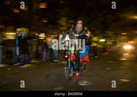 Elvis-Imitatoren auf Rollern, Teil der Musen, einer der vielen Paraden im Karneval, New Orleans, Louisiana Stockfoto