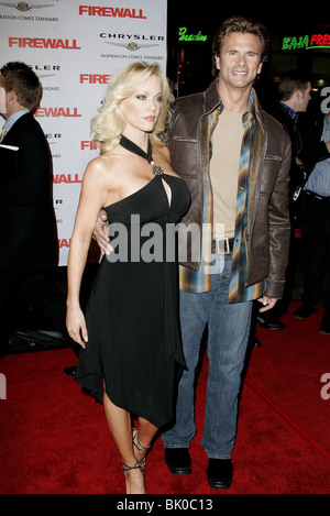 BARBARA MOORE & LORENZO LAMAS FIREWALL Welt PREMIERE CHINESE THEATRE HOLLYWOOD LOS ANGELES USA 2. Februar 2006 Stockfoto