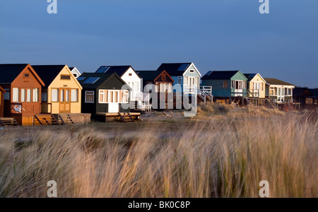 Farbenfrohe Strandhütten an Mudeford Sandbank, Dorset Stockfoto