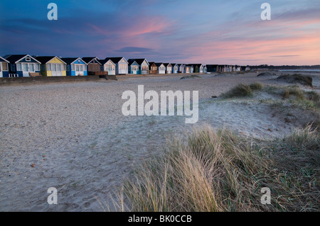 Farbenfrohe Strandhütten an Mudeford Sandbank, Dorset Stockfoto