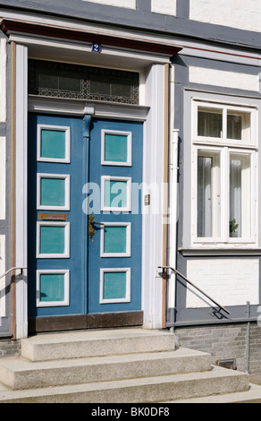 Kassettentür Eines Gebäudes in Goslar, Deutschland. -Rahmen und panel Tür eines Gebäudes in Goslar, Deutschland. Stockfoto