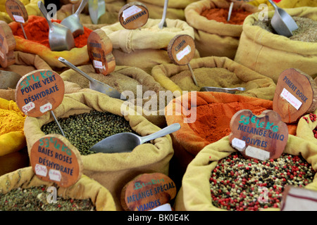 Verkauf von Gewürzen auf dem Markt von Ajaccio auf Korsika, Frankreich Stockfoto