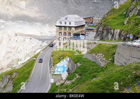 Hotel Belvedere durch die Straße am Furkapass in Alpen Stockfoto