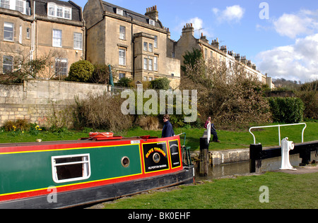 Narrowboat Kennet und Avon Kanal am Widcombe sperrt, Bath, Somerset, England, UK Stockfoto