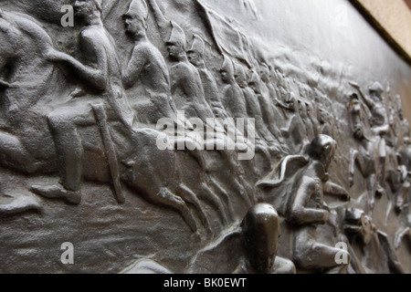 Diese feinen Bronzerelief von Mathew Noble liegt an der Wellington Statue im Piccadilly Gardens. Stockfoto