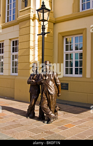 Laurel & Hardy Statue außerhalb der Krönung Theater in Ulverston Cumbria. Statue von Graham Ibbeson Stockfoto