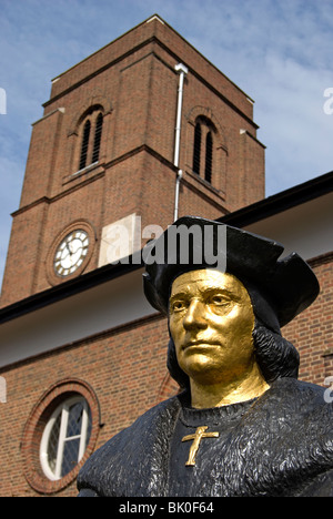 Leslie Cubitt Bevis Statue von Sir Thomas mehr, mit Chelsea alte Kirche im Hintergrund, in Chelsea, London england Stockfoto
