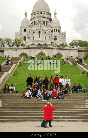 Schulgruppe Teenager posieren für Gruppe erschossen vor Sacre Coeur Paris Stockfoto