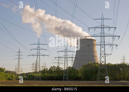 Rauchen Kühlturm mit Strommast Stockfoto