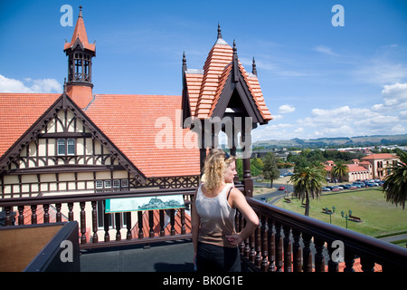 Mit seiner reich verzierten elisabethanischen oder Tudor Stil-Architektur den hoch aufragenden 1906 ist Rotorua Bäder ein Wahrzeichen Rotorua Neuseeland Stockfoto