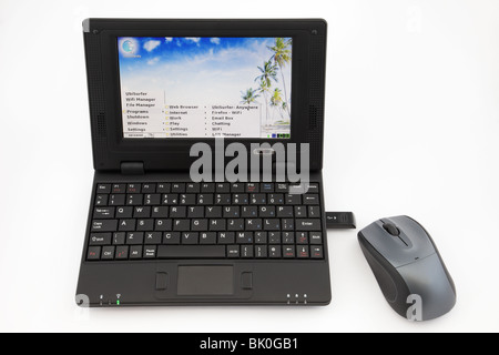 DataWind UbiSurfer Netbook zeigt Programme Bildschirm mit Maus hat drahtlose Mobilfunk-Modem für das kostenlose mobile Internet eingebettet. Stockfoto