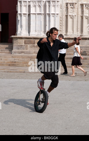 Mann reitet ein Einrad vor dem Dom St. Peter und St. Paul, Nantes Stockfoto