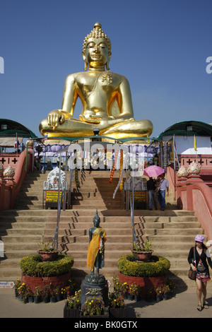 Einem riesigen goldenen Buddha im Sop Ruak, The Golden Triangle, durch den Mekong im Norden Thailands Stockfoto