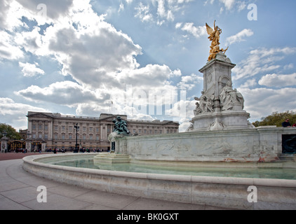 Buckingham Palace und das Queen Victoria Monument, London, England Stockfoto