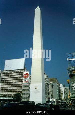 Buenos Aires, Argentinien. Der riesige Obelisk in Plaza De La República Stockfoto